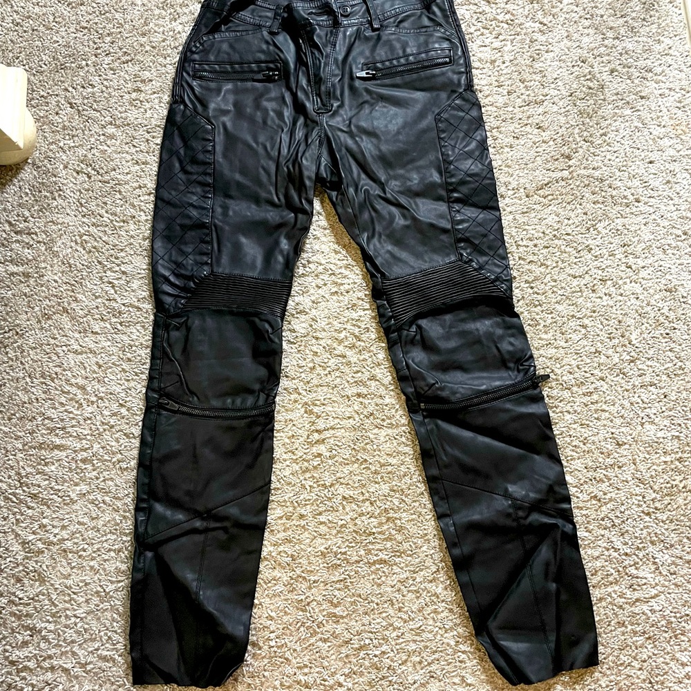 ZARA FAUX LEATHER CROPPED PANTS size xs